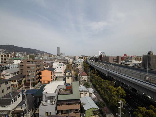 『浜田町』周辺。国道43号線沿いには大型の商業施設が多く立ち並んでいます。