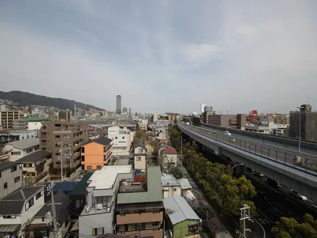 『浜田町』周辺。国道43号線沿いには大型の商業施設が多く立ち並んでいます。