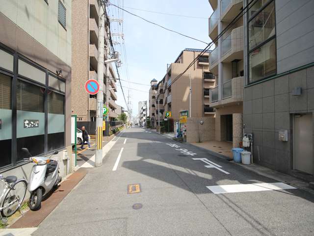 『友田町』周辺。国道2号線が近く、住宅の他、店舗や事務所などが立ち並んでいます。