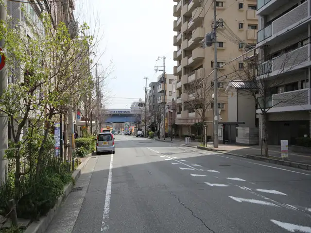 阪神新在家駅とJR六甲道を駅とをつなぐバス通り。街路樹が並んでいます。