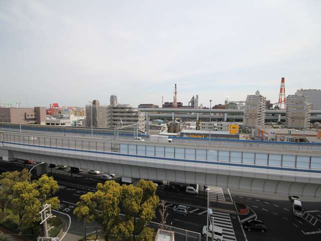 「浜田町4丁目」「新在家南町1丁目」周辺。海沿いには製鉄所があります。