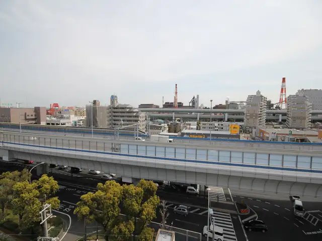 「浜田町4丁目」「新在家南町1丁目」周辺。海沿いには製鉄所があります。