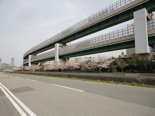 住宅、倉庫、工場などが混在するエリア。運河沿いには港湾幹線道路が走っています。