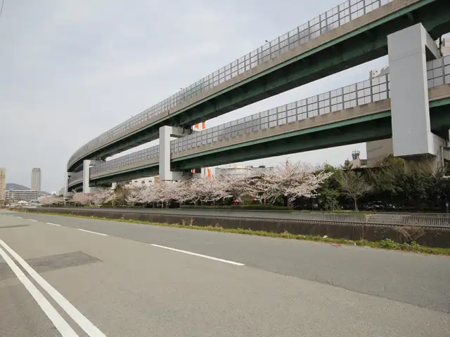 住宅、倉庫、工場などが混在するエリア。運河沿いには港湾幹線道路が走っています。