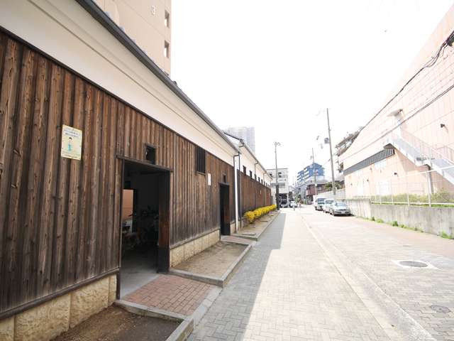 灘の旧街道。工場や倉庫などが多いながら、酒蔵が並ぶ落ち着いた雰囲気の町です。