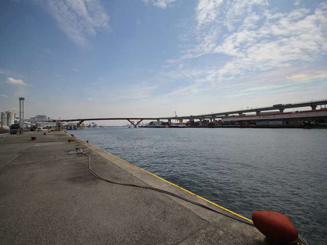 摩耶埠頭。倉庫や工場が立ち並び、港湾幹線道路が走っています。