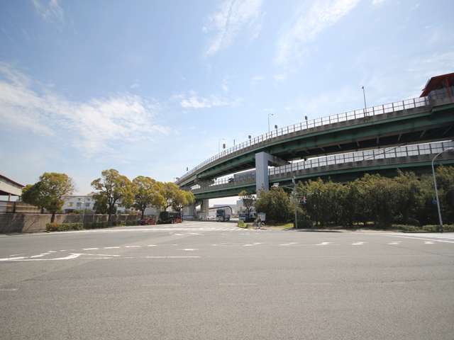 国道2号線、阪神高速3号神戸線「摩耶出入り口」からつながる摩耶埠頭の入口。