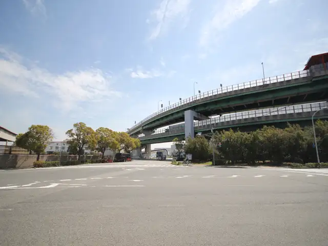 国道2号線、阪神高速3号神戸線「摩耶出入り口」からつながる摩耶埠頭の入口。