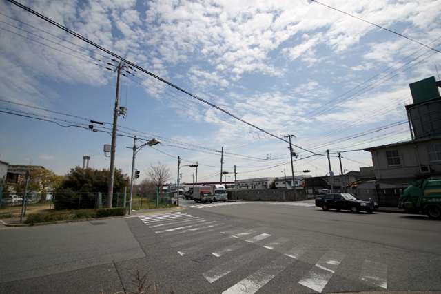 大型トラック、トレーラーが多く行き交います。