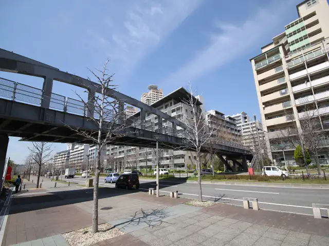HAT神戸と摩耶シーサイドプレイスを結ぶ橋。歩道も広く取られ、歩行者に配慮されています。