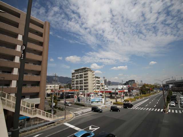 国道43号線と国道2号線が合流する付近。店舗や事務所、工場など様々な建物が混在しています。