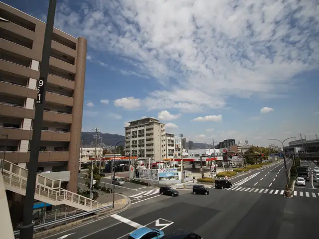 国道43号線と国道2号線が合流する付近。店舗や事務所、工場など様々な建物が混在しています。