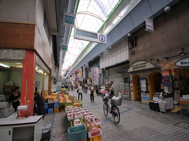 長いアーケードが続く『水道橋筋商店街』。名前の由来は大正時代に、この通りに水道管が敷かれたことから。