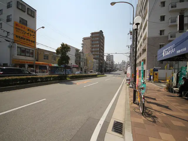 『灘警察署』近くの山手幹線。道路沿いには店舗が並び、賑やかな雰囲気です。
