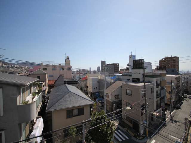 『福住通5丁目』周辺。住宅、店舗、事務所などが混在する町。道幅が狭く、やや入り組んでいます。
