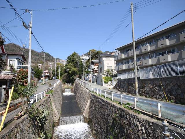 都賀川の支流、杣谷川(そまだにがわ)が流れています。