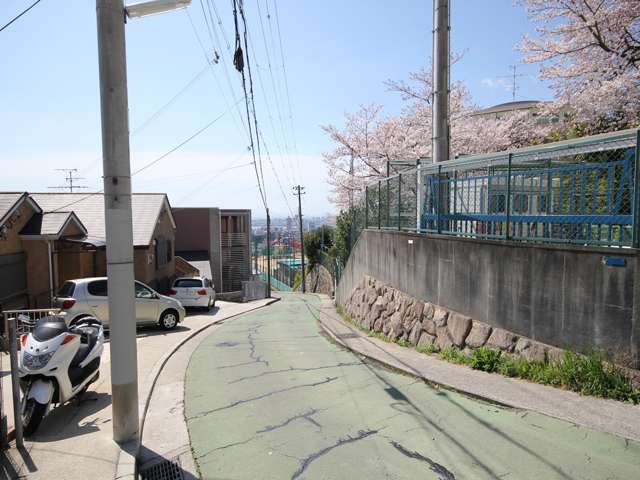 『箕岡通1丁目』、『』山に近づくと、傾斜がきつくなってきます。