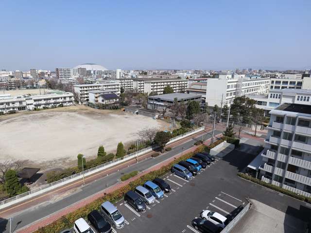 エリアの中央部に中学校や高校、大学が集まり、その周囲に住宅地が広がっています。