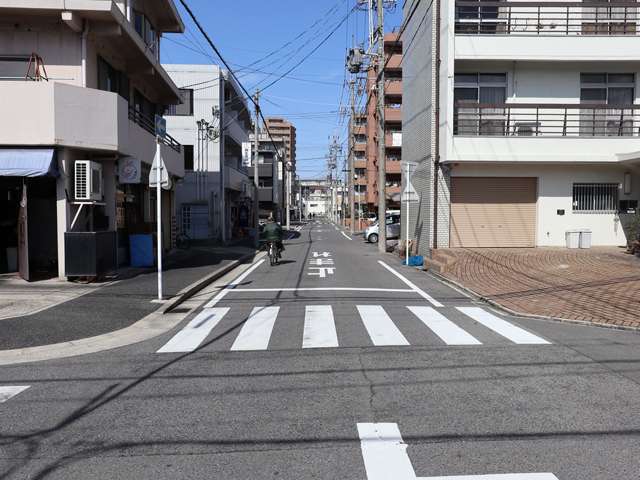 西部の住宅地はマンションが多く並んでいます。近年もマンションの建設が進められています。