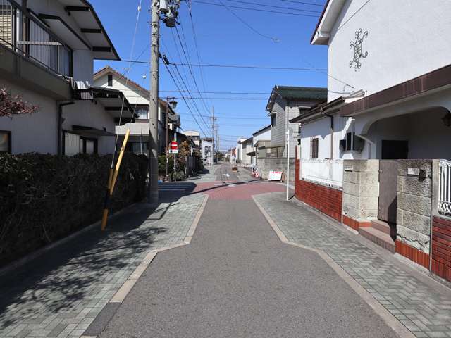 東部の住宅地は一戸建てが中心。街路は幅が狭いですが、歩行者用のスペースが確保されています。