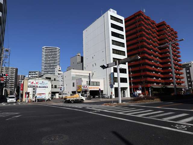 JR・地下鉄「千種」駅と地下鉄「今池」駅の間にある内山3丁目にはマンションが多く並び、現在でもマンションの建設が盛んです。