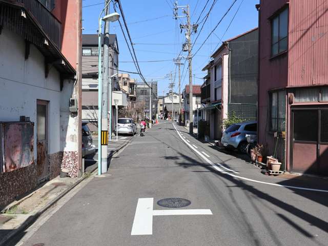 南西部の千種1丁目から千種3丁目にかけては、明治時代から住宅開発や工業化が進み、下町の風情が多く残されています。