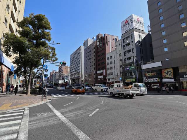 地下鉄「池下」駅の周辺は千種区役所や店舗などが集まっています。また近年、高層マンションが増えています。