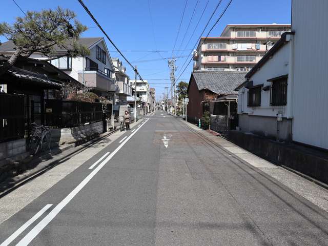 南部の城木町は一戸建てが中心に並ぶ閑静な住宅地。地勢が平坦で、他の町よりも道幅が広いです。