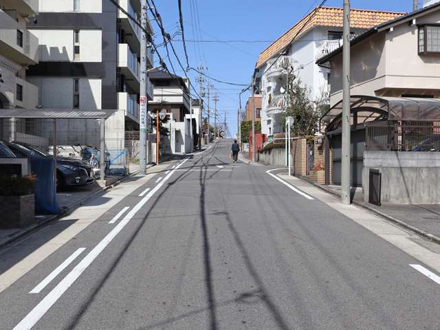 エリアの西部はおおむね平坦ですが、東部の向陽町や丸山町は丘陵地で坂道が多いです。
