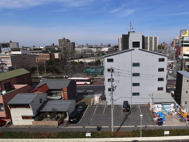 東部の千代田橋の様子。駅からは少し離れていますが、大型商業施設や病院、基幹バスの停留場が集まる利便性の高い地域です。