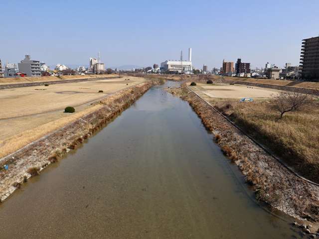 南部には『茶屋ヶ坂公園』があり、エリアの北端を矢田川が流れ、身近に緑・自然を感じられます