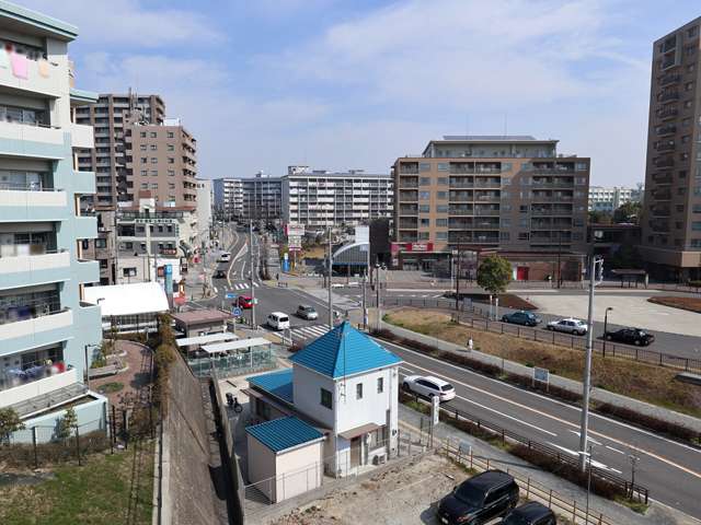 地下鉄「自由ヶ丘」駅周辺の様子。マンションが林立しています。スーパーなどの生活施設は駅の近くに集まっています。