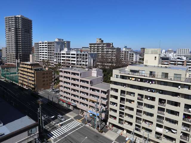 東山通の南側を中心にマンションが多く並んでいます。また近年は建て替えやリノベーションなどが進んでいます。