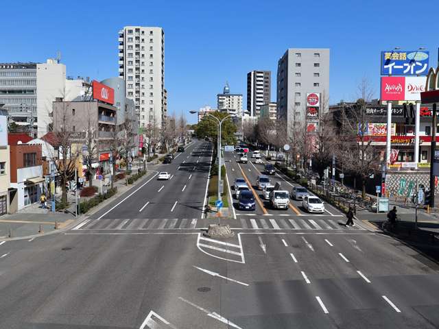 エリアを東西に通る東山通。街路樹や植えこみが多く、歩道の幅も広いため、散歩やランニングに利用している人が多いです。