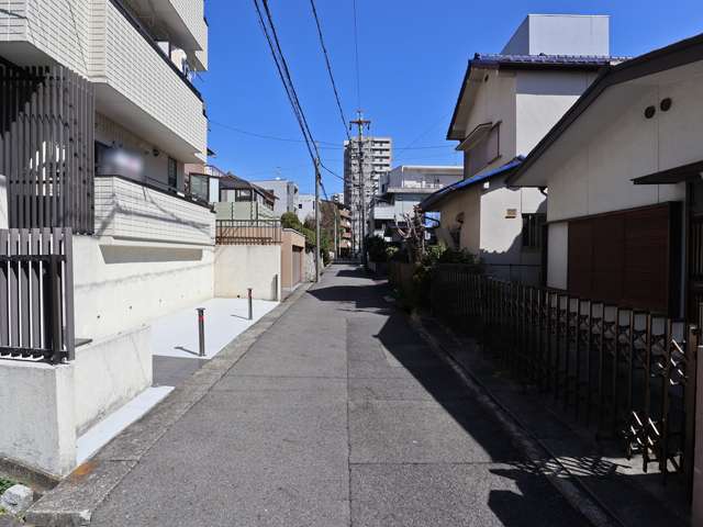 東山通の北側は大規模な開発が行われておらず、狭い街路沿いに一戸建てが並んでいるところもあります。