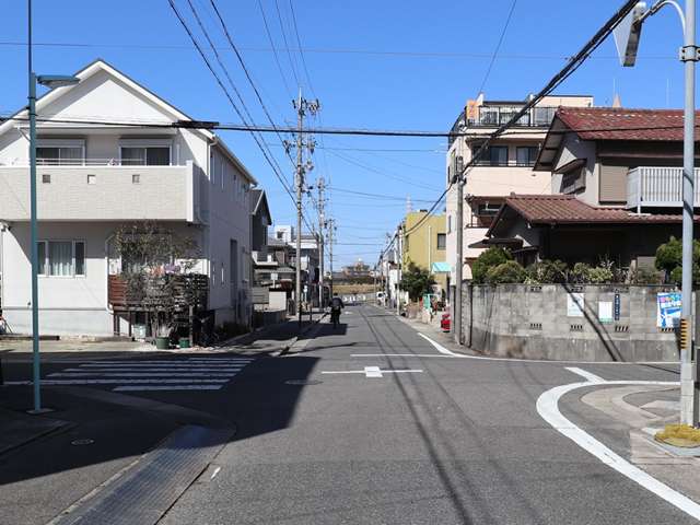 香流川より北側の町や竹越は地勢がほぼ平坦で、住宅地の北側には『小原橋緑地』が広がっています。