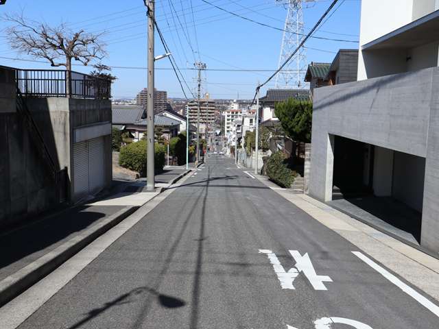 南部の宮根台1丁目や京命1丁目は勾配が急な斜面地ですが、車通りが少ない閑静な住宅地です。