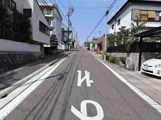 「一社」駅や「上社駅」は住宅地よりも低い位置にあり、駅から道のりは勾配が急な上り坂です。