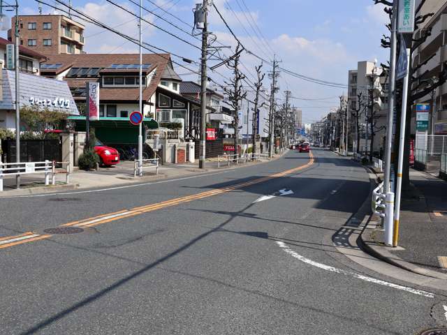 主要道路沿いには、お洒落な喫茶店など店舗が多く見られます。