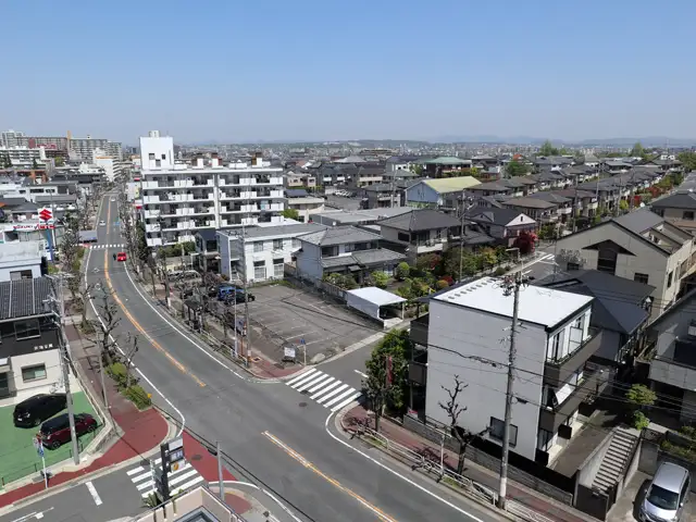 一戸建てが中心に並ぶ閑静な住宅地ですが、大規模な団地も点在しています。