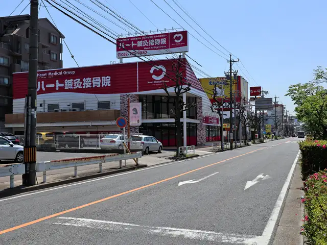 西部の八前やよもぎ台にはロードサイド型の店舗が多く見られます。市営バスの『猪高車庫』もあり、バスでの移動が便利です。