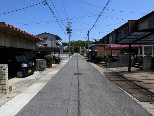 東部の猪子石3丁目の様子。道幅は狭いですが、住宅地のすぐ東側に『明徳公園』の緑地が広がっています。
