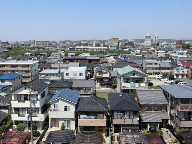 名東区の中では地勢が平坦である数少ないエリアで、北部を中心に緑や田畑が点在しています。