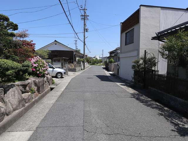 香流川の北側に位置する猪子石原や神月町は寺社が多く、昔ながらの家屋や街路が残されているところがあります。