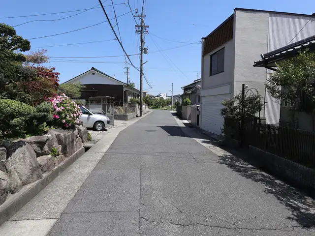 香流川の北側に位置する猪子石原や神月町は寺社が多く、昔ながらの家屋や街路が残されているところがあります。