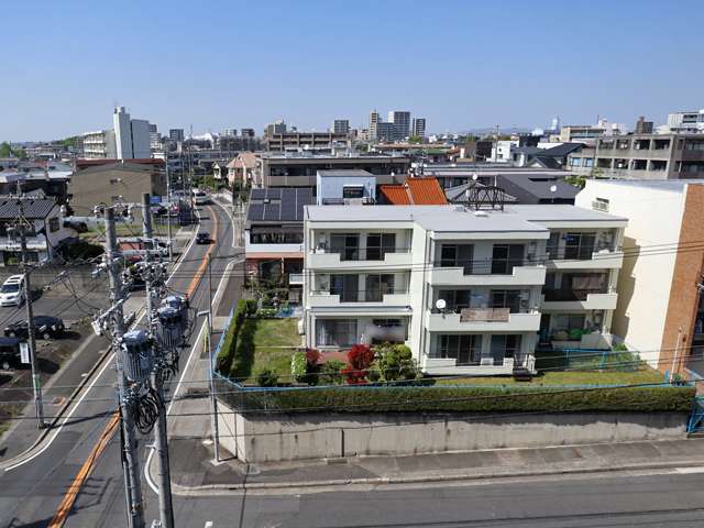 丘陵地ですが、緩やかな坂道が中心で、交通や生活の利便性が高いエリアです。