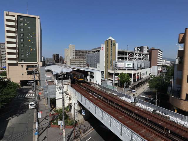 「藤が丘」駅の駅前には商業施設や飲食店などが集まり、高層のマンションも並んでいます。