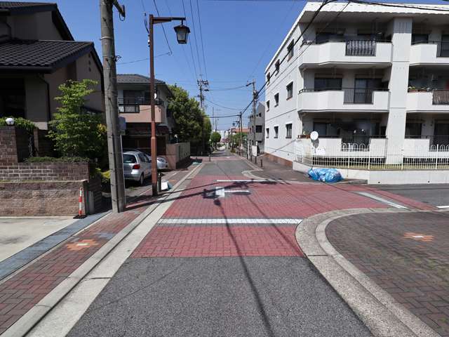 エリア北部の富が丘の様子。道幅は狭いですが、歩行者や住民に配慮した街路になっています。主要道路の多くには街路樹が植えられています。