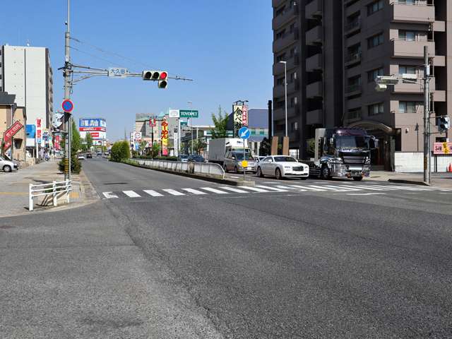 エリアの南端を通る東山通。ロードサイド型の店舗が多く並び、西へ少し進むと高速道路の出入口があります。