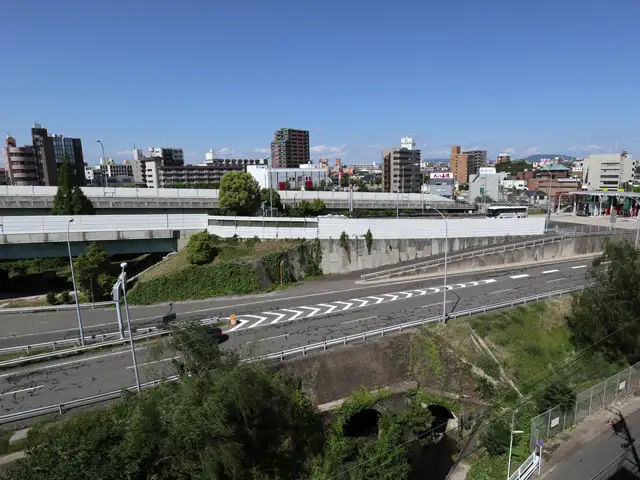 エリアの中央部に東名高速道路の名古屋ICと地下鉄「本郷」駅があり、その周辺はビルや倉庫が多いです。